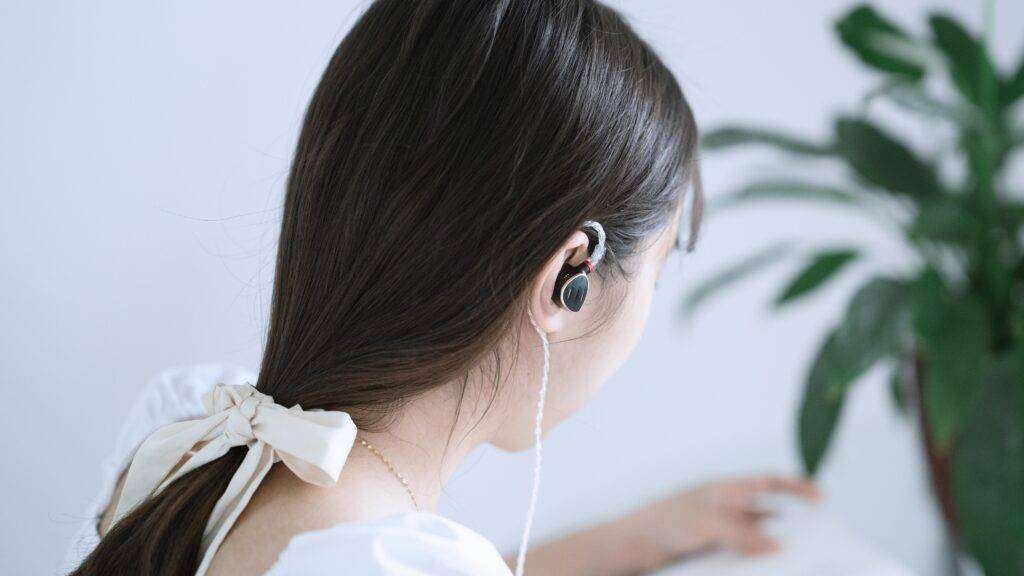 FiiO FH5s (lifestyle)