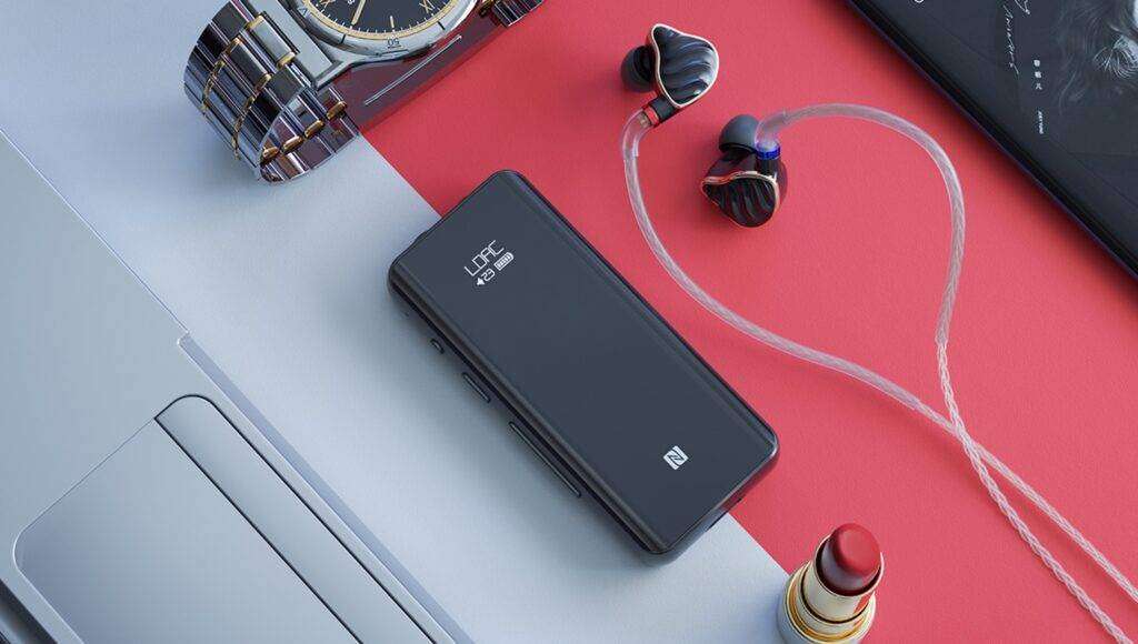 FiiO BTR5 (lifestyle)