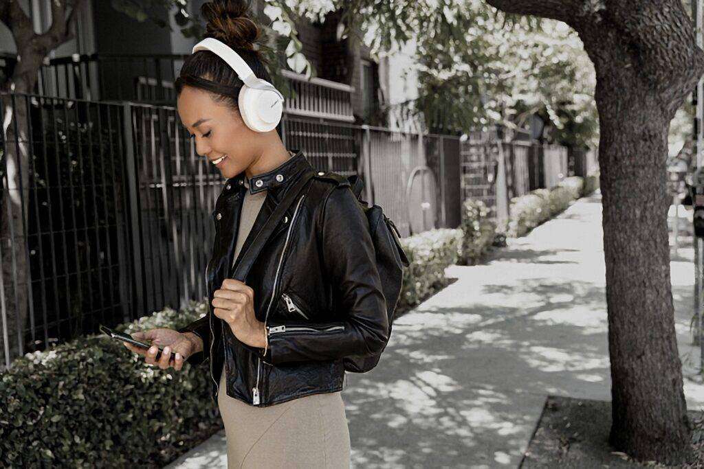 Shure AONIC 40 (lifestyle)